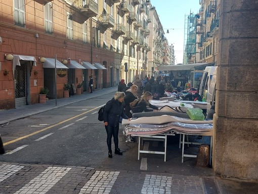 Mercato di Savona, raccolta firme per spostare i banchi da via Guidobono. Vicesindaco Di Padova: "Massima apertura a sentire i residenti, ma quella è area mercatale" Mercato di Savona, raccolta firme per spostare i banchi da via Guidobono. Vicesindaco Di Padova: "Massima apertura a sentire i residenti, ma quella è area mercatale"