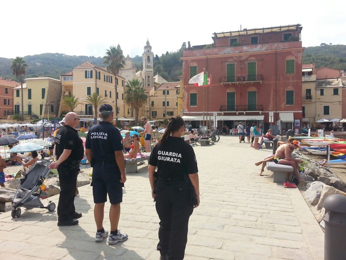 Contro il commercio ambulante irregolare Laigueglia schiera la polizia municipale e le guardie giurate della “Pantera”