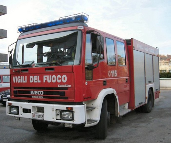 Finale: auto in fiamme a causa di un corto circuito Finale: auto in fiamme a causa di un corto circuito