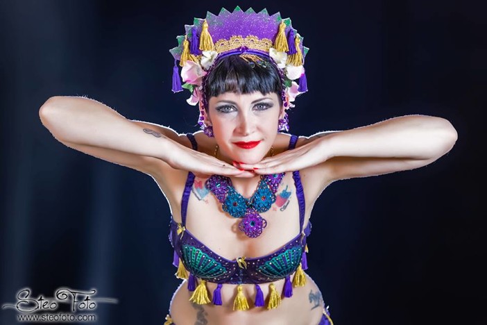 Savona, al Circolo ARCI Chapeau, un weekend speciale tra Burlesque, Drag Queen, danze Swing e tributo a De Andrè per un tuffo nella musica d'autore Savona, al Circolo ARCI Chapeau, un weekend speciale tra Burlesque, Drag Queen, danze Swing e tributo a De Andrè per un tuffo nella musica d'autore