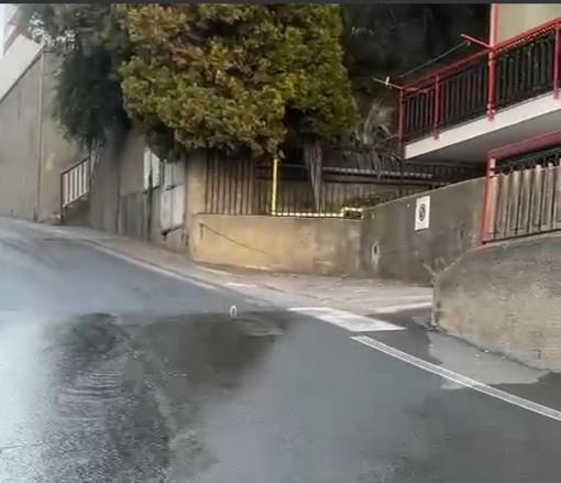 Varazze, si rompe una tubatura: via Callandrone senza acqua