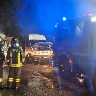 Villanova d’Albenga, a fuoco due furgoni parcheggiati
