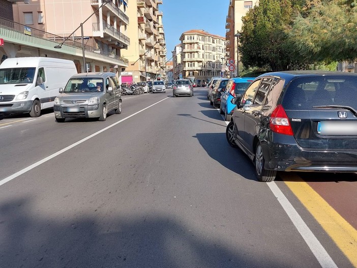 Pista ciclabile di via Nizza, dito puntato di una savonese: "Utilizzata come parcheggio e non è sicura" Pista ciclabile di via Nizza, dito puntato di una savonese: "Utilizzata come parcheggio e non è sicura"