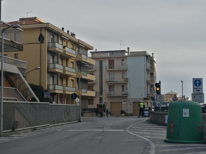 Finale, tubatura del gas rotta durante le asfaltature di via Dante: traffico in tilt