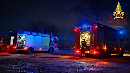 Andora, cumulo di legna prende fuoco sulla spiaggia: mobilitati vigili del fuoco e Protezione civile