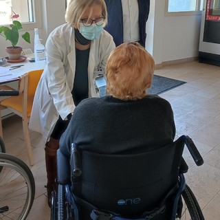 Andora, progetto "Aggiungi un posto a tavola" alla residenza Val Merula: ricoverati e operatori sanitari consumano i pasti insieme Andora, progetto "Aggiungi un posto a tavola" alla residenza Val Merula: ricoverati e operatori sanitari consumano i pasti insieme