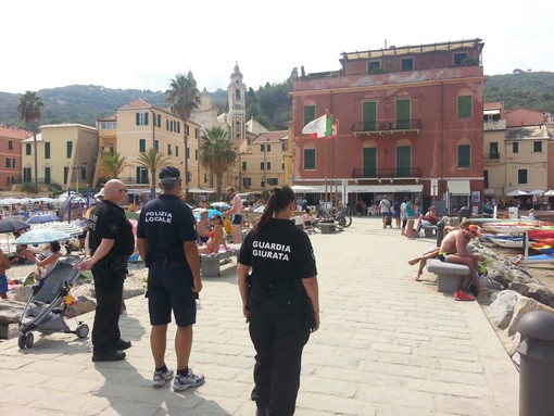 Contro il commercio ambulante irregolare Laigueglia schiera la polizia municipale e le guardie giurate della “Pantera”