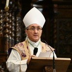 Il messaggio del vescovo Borghetti per Pasqua: "Disarmiamo le parole, in un mondo di conflitti la gentilezza è rivoluzionaria"