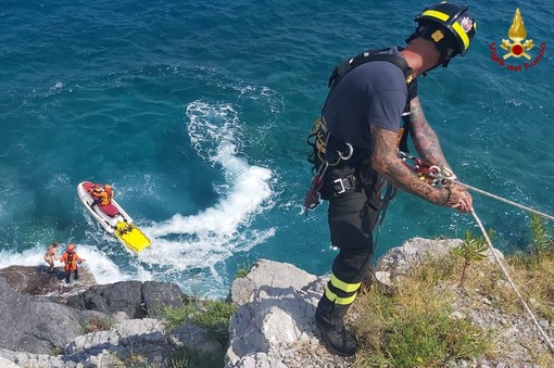 Soccorso in mare a Bergeggi: due persone salvate dai vigili del fuoco (FOTO) Soccorso in mare a Bergeggi: due persone salvate dai vigili del fuoco (FOTO)
