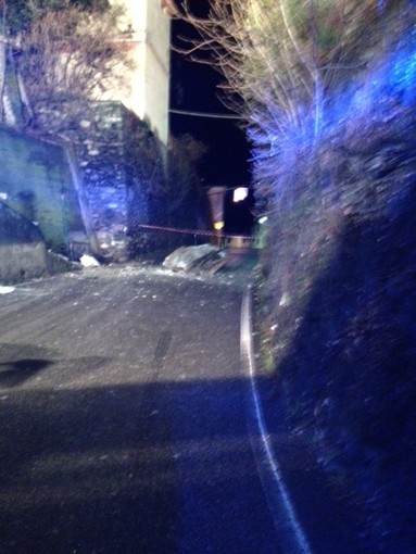 Varazze, masso si abbatte sulla strada di accesso: due condomini isolati