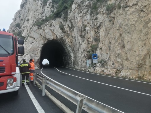 L'intervento dei Vigili del Fuoco lo scorso 1 gennaio 2021 per alcuni massi caduti a Capo Noli L'intervento dei Vigili del Fuoco lo scorso 1 gennaio 2021 per alcuni massi caduti a Capo Noli