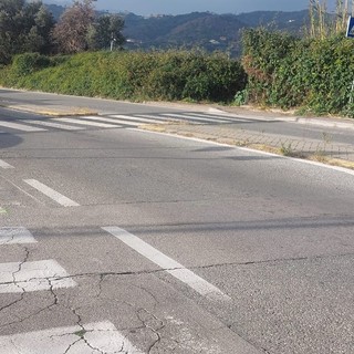 Savona, lanciano palle di terra contro un'auto e poi scappano