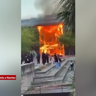 Proteste degli studenti in Francia, le immagini dei licei in fiamme Proteste degli studenti in Francia, le immagini dei licei in fiamme