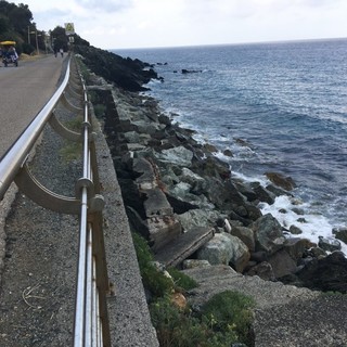 Varazze: 70enne cade dalla passeggiata sugli scogli, grave trauma cranico