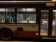 Autista chiede di rispettare il divieto di fumo sul bus: un giovane scende e spacca un vetro del mezzo