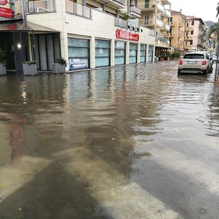 Acquazzone su Finale, via Concezione e via Bolla invase dall'acqua (FOTO e VIDEO)