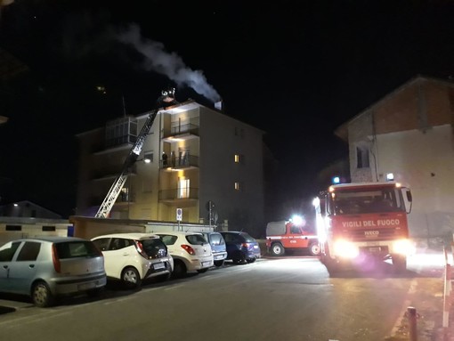 Paura a Carcare, esalazioni di monossido dalla canna fumaria: 3 famiglie evacuate Paura a Carcare, esalazioni di monossido dalla canna fumaria: 3 famiglie evacuate