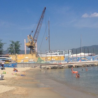 Maersk, M5S: "Spiagge cancellate, Santi ottiene in cambio secchiello e paletta"