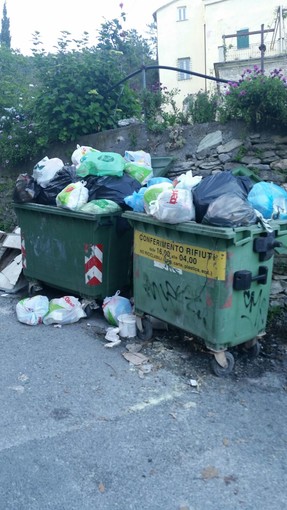 Verzi, frazione "dimenticata" di Loano, tra buche e cassonetti pieni