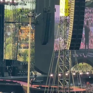 Fabrizio Moro apre il concerto da record di Ultimo: "Alla faccia di chi ci vuole male"