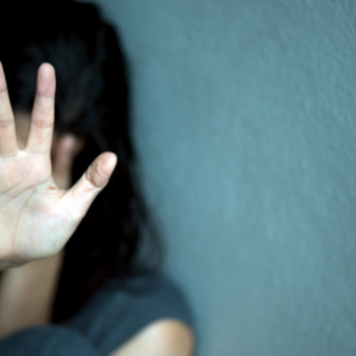 Violenza sulle donne, in un anno 636 chiamate al 1522 in Liguria. Cgil: "Servono lavoro e un cambio culturale profondo"