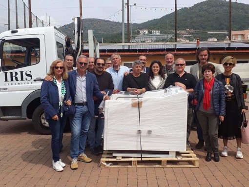 Pulp in Valmaremola, consegnata la vasca da bagno per disabili acquistata grazie alle donazioni del "RischiaPietra"