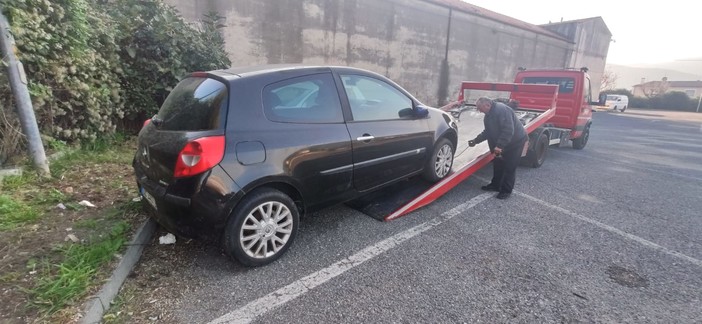 Albenga, rimossi 5 veicoli abbandonati a Leca e Vadino Albenga, rimossi 5 veicoli abbandonati a Leca e Vadino