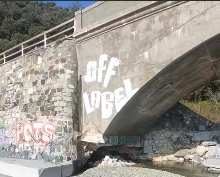 Varazze, danni alla pila del ponte alla foce del rio Arenon. Sindaco: "Non è sicuro" Varazze, danni alla pila del ponte alla foce del rio Arenon. Sindaco: "Non è sicuro"