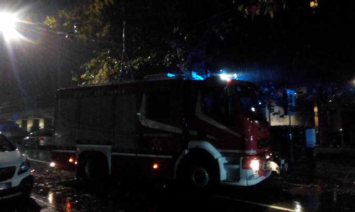 Allagamenti e frane: nottata di interventi per i vigili del fuoco