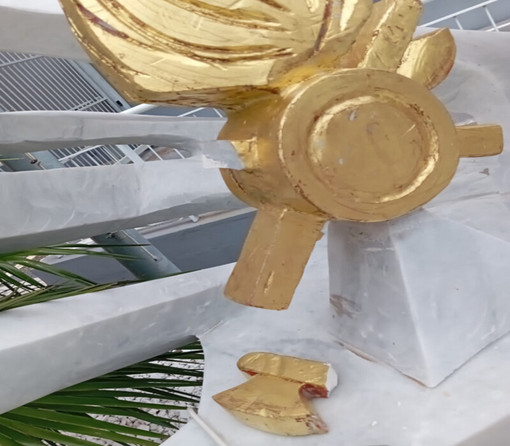 Savona, vandalizzata l'opera "Corpo e Anima" nel piazzale davanti alla caserma dei vigili del fuoco