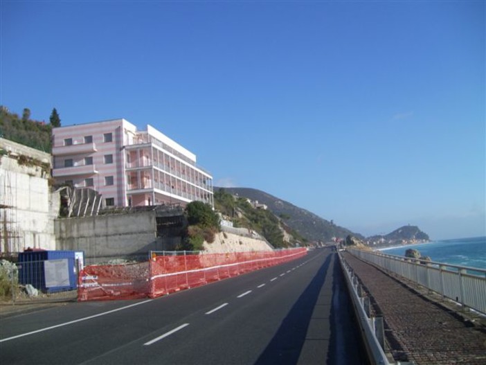 Al via l'asfaltatura della via Aurelia a Varigotti