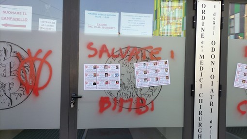 Scritte no-vax contro i medici, l'Udc savonese: "La violenza non è mai metodo per risolvere le controversie"