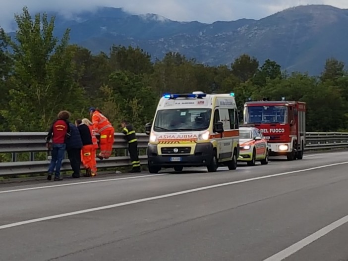 Allarme sull'Aurelia Bis tra Villanova e Alassio: "Qualcuno ha spinto una bambina giù dal cavalcavia" (FOTOGALLERY e VIDEO)