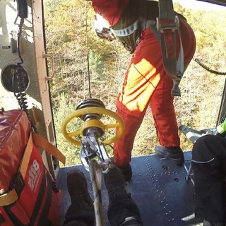 Cade nei boschi di Calizzano: donna soccorsa dall'elicottero (FOTO)