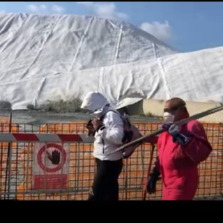 Albisola, il cantiere dell'Aurelia Bis diventa una pista da sci: l'ironia dei cittadini di Luceto (VIDEO)
