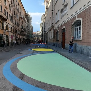 Festa di fine anno scolastico in via Manzoni, studenti e commercianti inaugurano l'urbanistica tattica