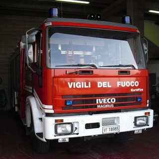 Stellanello: bancali in fiamme, intervengono i vigili del fuoco