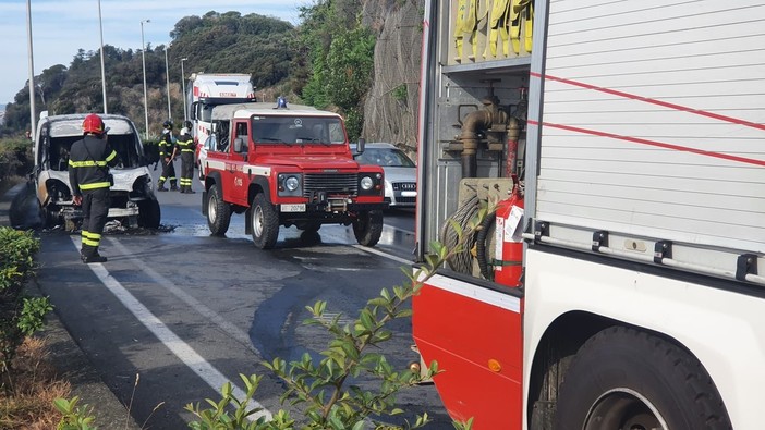 Albissola, furgone prende fuoco sulla via Aurelia: traffico in tilt (FOTO e VIDEO)