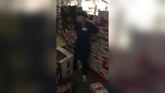 Terremoto in Giappone, le urla di terrore in un supermercato Terremoto in Giappone, le urla di terrore in un supermercato