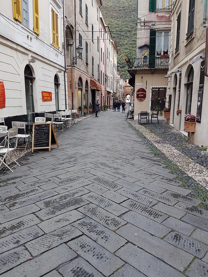 La chiusura domenicale dei centri commerciali potrebbe portare a una "rinascita" di Finalborgo? La chiusura domenicale dei centri commerciali potrebbe portare a una "rinascita" di Finalborgo?