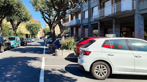 Finale, lite a colpi di cocci di bottiglie e pietrate in via De Raymondi: "Situazione al limite, serve un intervento" Finale, lite a colpi di cocci di bottiglie e pietrate in via De Raymondi: "Situazione al limite, serve un intervento"