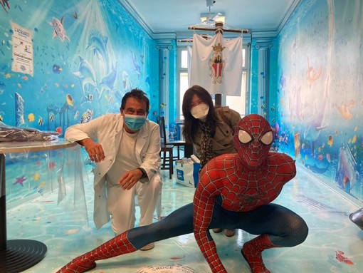 Mattia Villardita, alias Spiderman in corsia, con la giornalista Minako Sasako e il primario di Pediatria del San Paolo, Alberto Gaiero