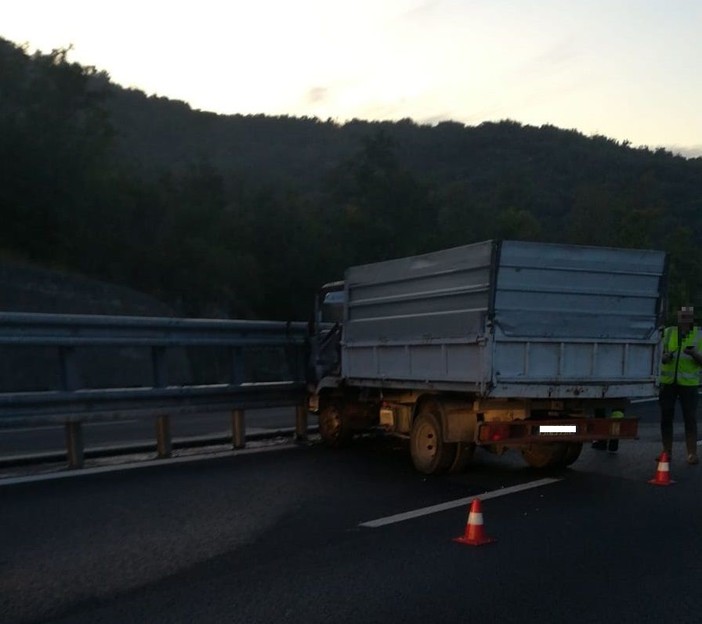 Veicolo in fiamme lungo l'A10 tra Albenga e Borghetto: mobilitati vigili del fuoco e sanitari