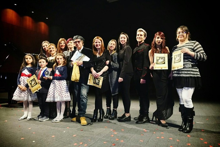 Nella foto, il gruppo di Music Style di Cairo Montenotte, con il soprano Daniela Tessore ed il Maestro Angelo Valsiglio.