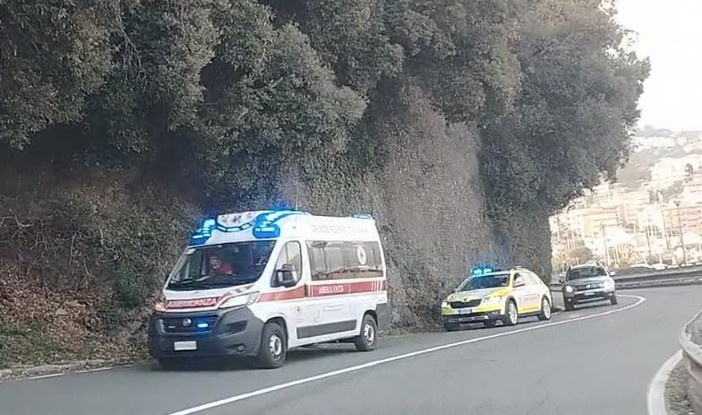 Varazze, uomo in difficoltà in mare, un giovane lo nota e si tuffa riportandolo a terra