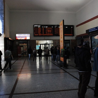 "Overbooking" di Trenitalia: arrivato alle 13.40 in stazione il bus supplementare per i passeggeri rimasti a piedi stamattina