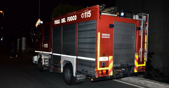 Incendio boschivo ad Urbe, vigili del fuoco e protezione civile al lavoro per spegnere il rogo