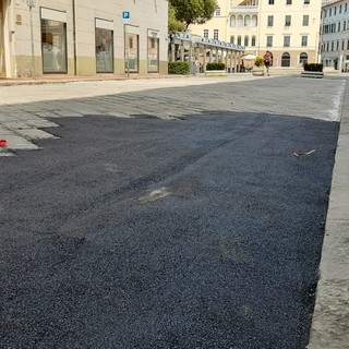 Savona, riaperta via Astengo. Asfalto temporaneo dove mancano i basoli Savona, riaperta via Astengo. Asfalto temporaneo dove mancano i basoli