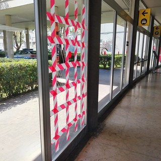 Savona, i vandali colpiscono in stazione: danneggiato un vetro