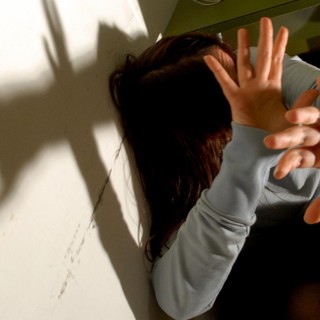 Cengio, picchia e perseguita con una gelosia ossessiva la fidanzata 18enne: il Gip dispone il carcere